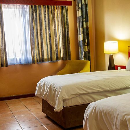 M'Kango Golfview Hotel Лусака Екстериор снимка