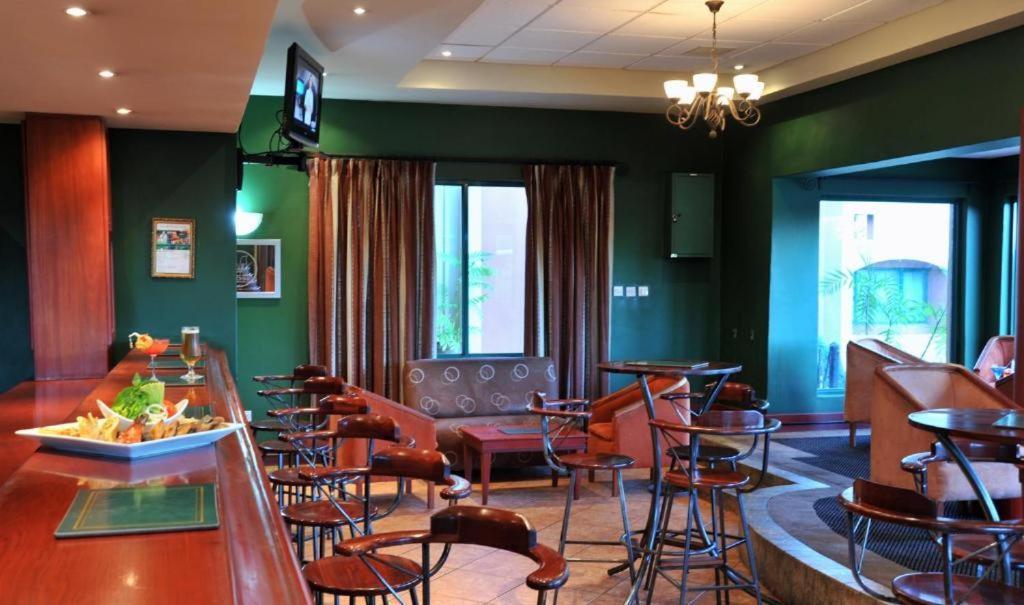 M'Kango Golfview Hotel Лусака Екстериор снимка