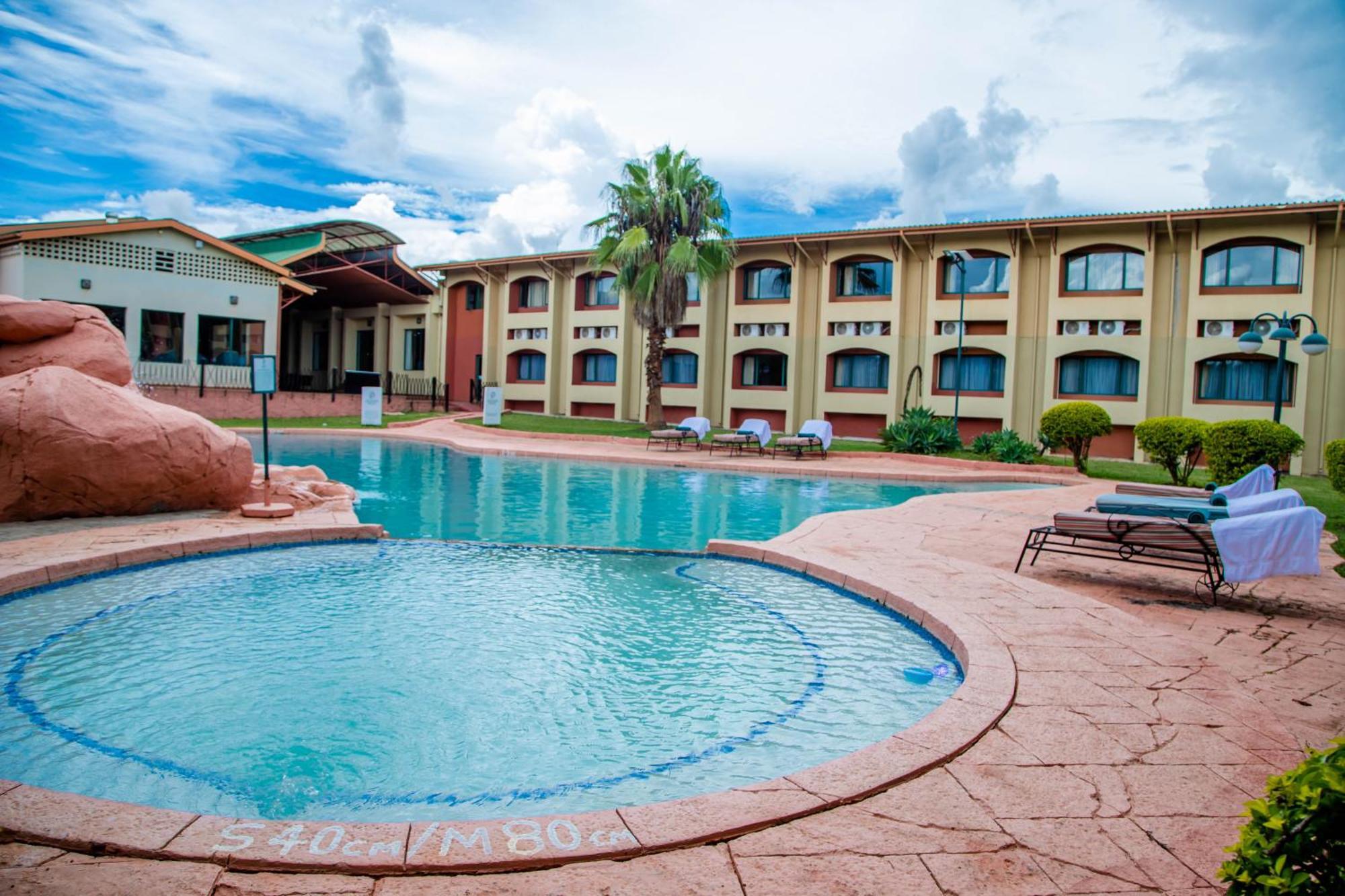 M'Kango Golfview Hotel Лусака Екстериор снимка