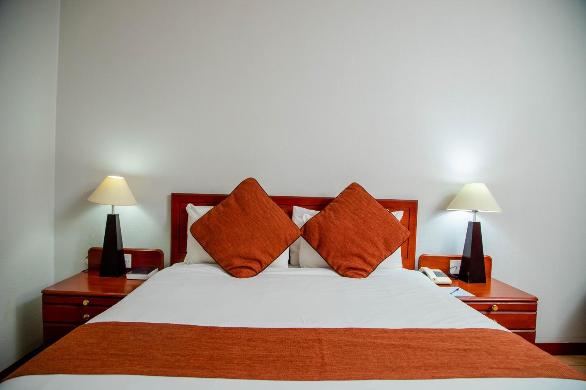 M'Kango Golfview Hotel Лусака Екстериор снимка
