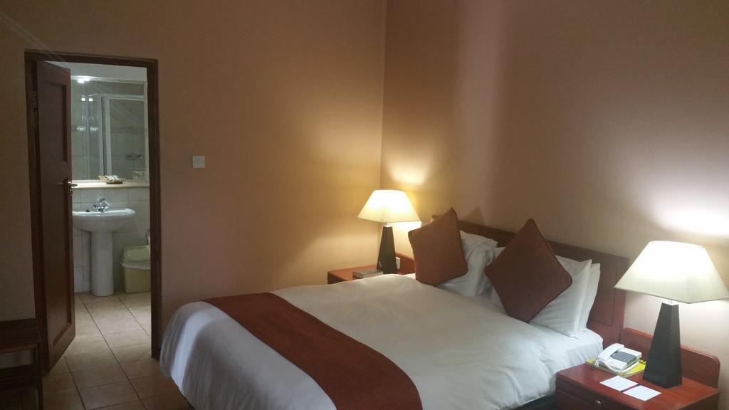 M'Kango Golfview Hotel Лусака Екстериор снимка