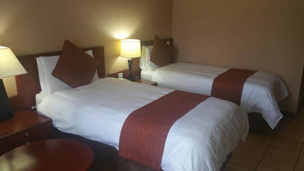 M'Kango Golfview Hotel Лусака Екстериор снимка