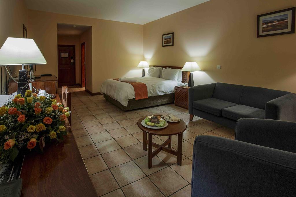 M'Kango Golfview Hotel Лусака Екстериор снимка