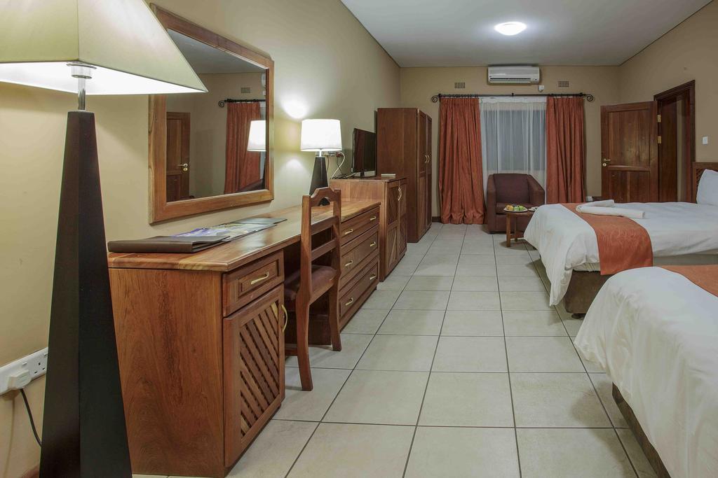 M'Kango Golfview Hotel Лусака Екстериор снимка