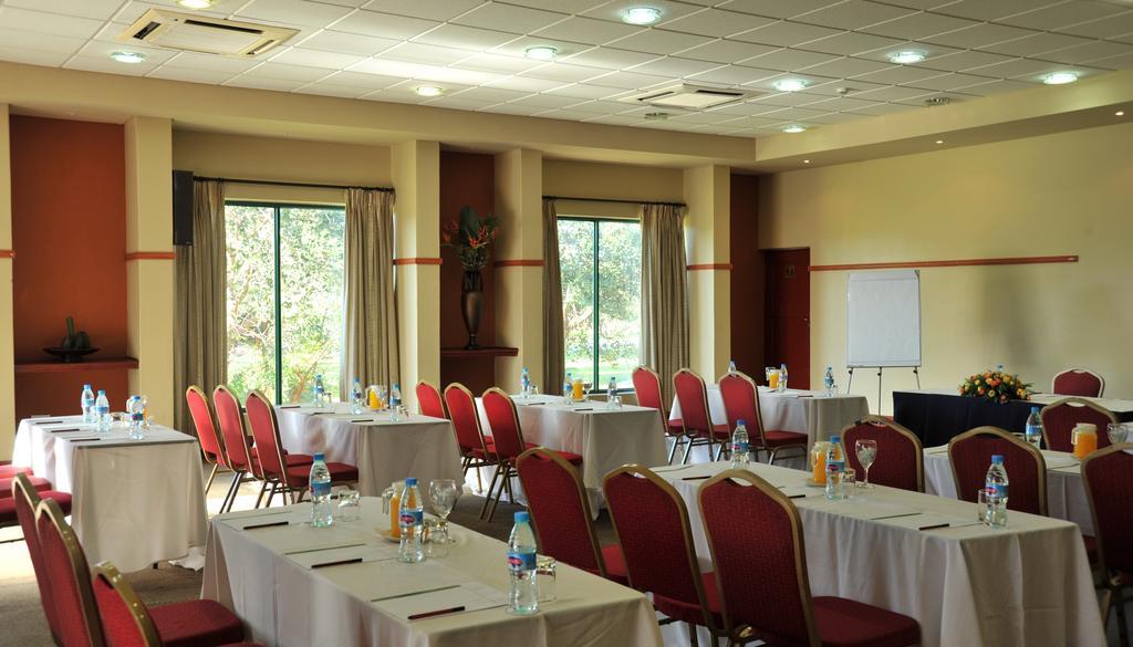 M'Kango Golfview Hotel Лусака Екстериор снимка