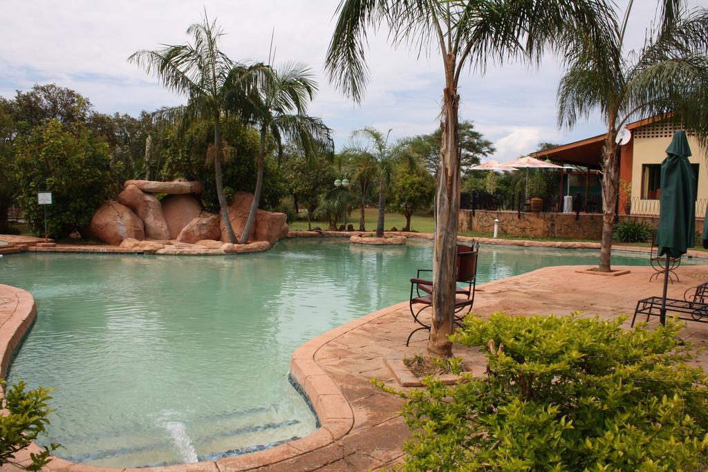 M'Kango Golfview Hotel Лусака Екстериор снимка