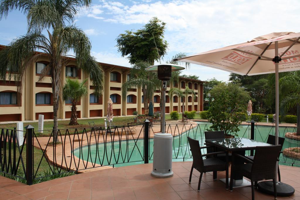M'Kango Golfview Hotel Лусака Екстериор снимка