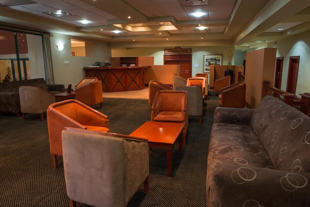 M'Kango Golfview Hotel Лусака Екстериор снимка