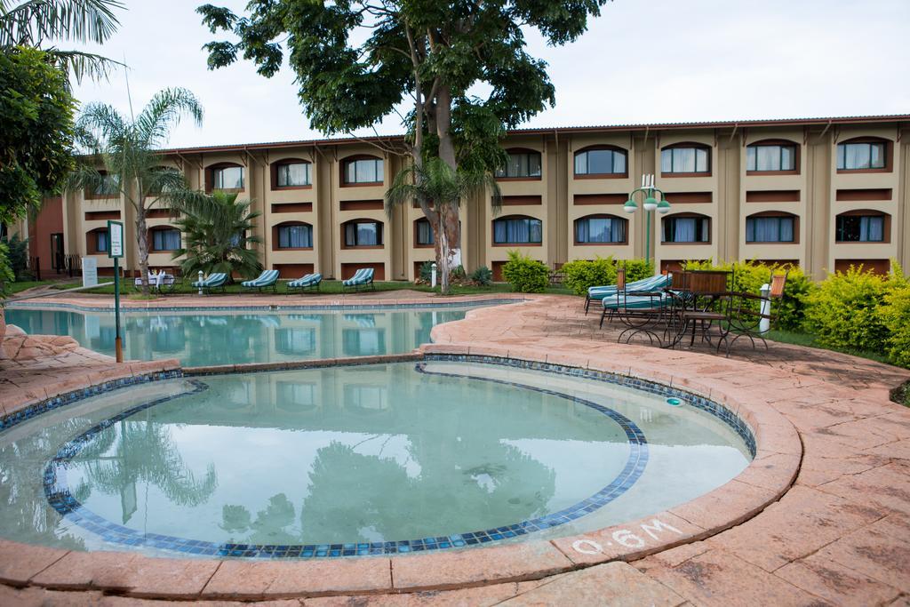 M'Kango Golfview Hotel Лусака Екстериор снимка