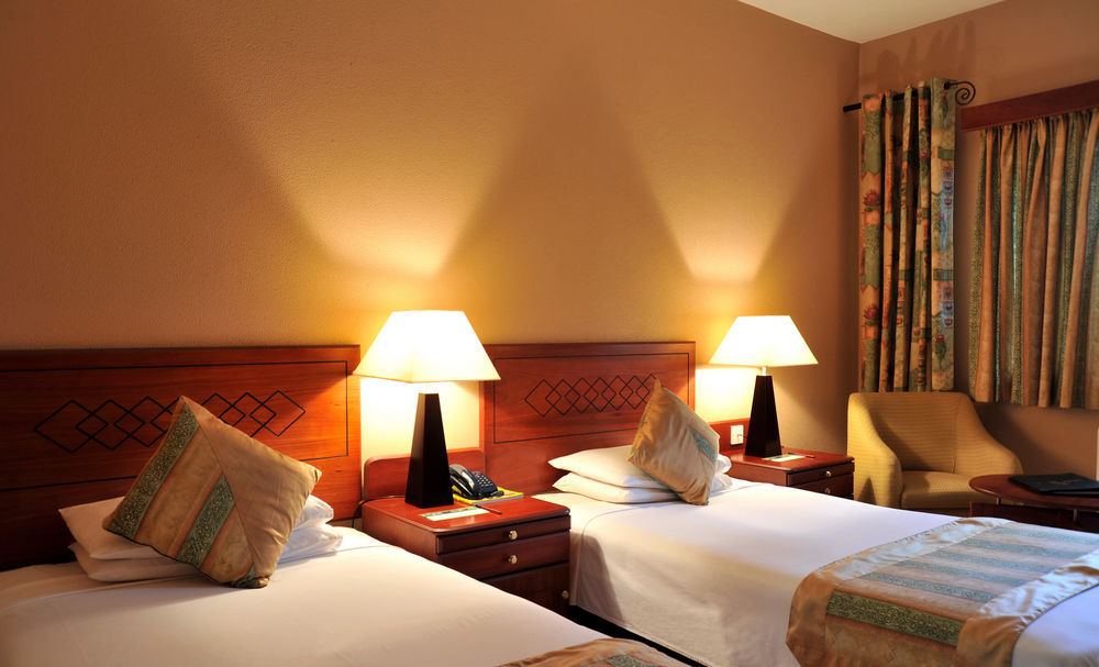 M'Kango Golfview Hotel Лусака Екстериор снимка