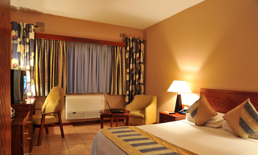 M'Kango Golfview Hotel Лусака Екстериор снимка