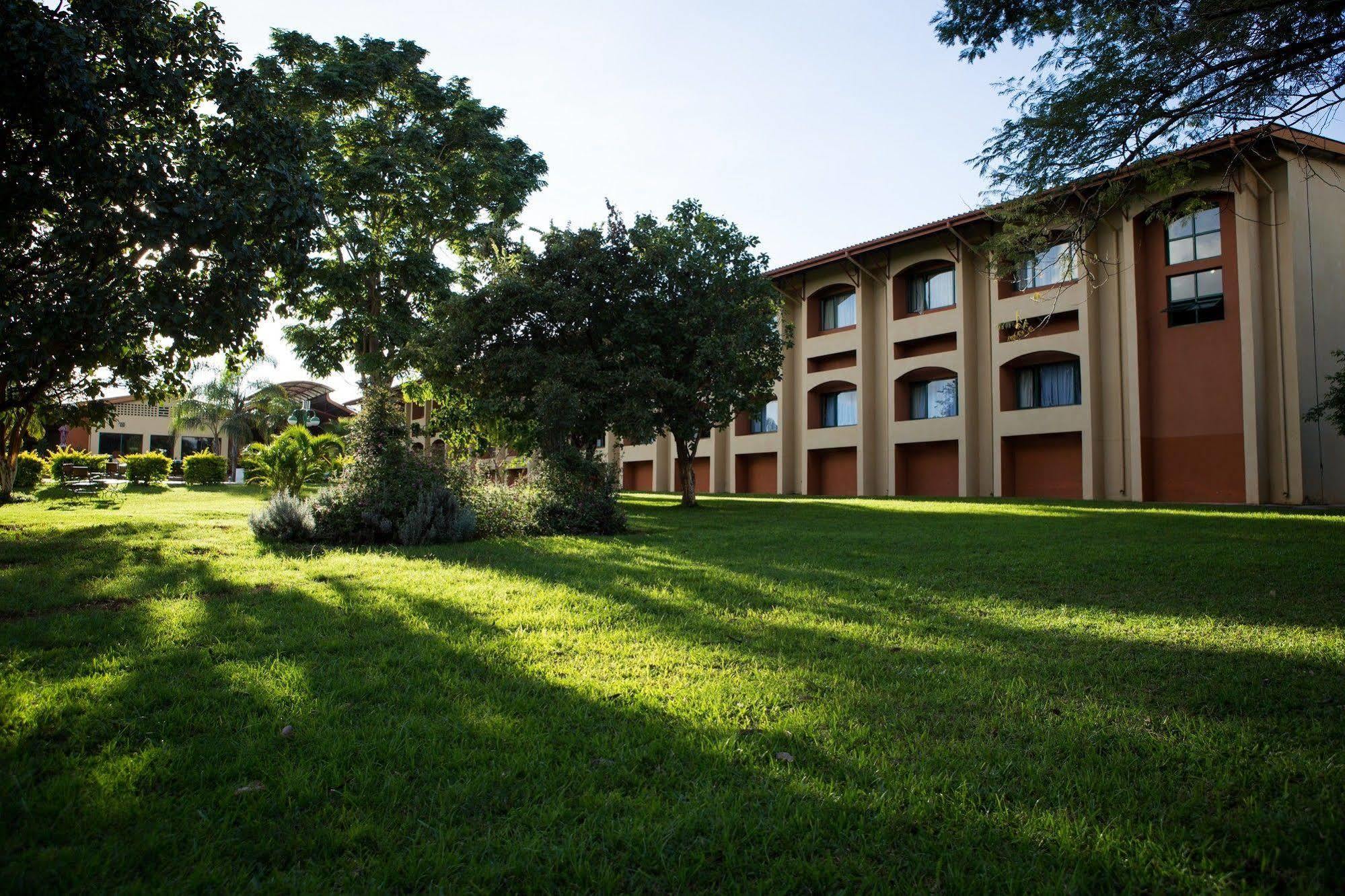 M'Kango Golfview Hotel Лусака Екстериор снимка