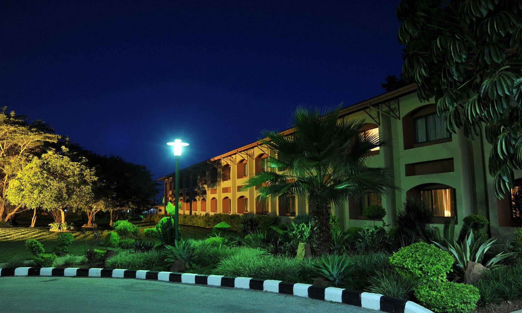 M'Kango Golfview Hotel Лусака Екстериор снимка