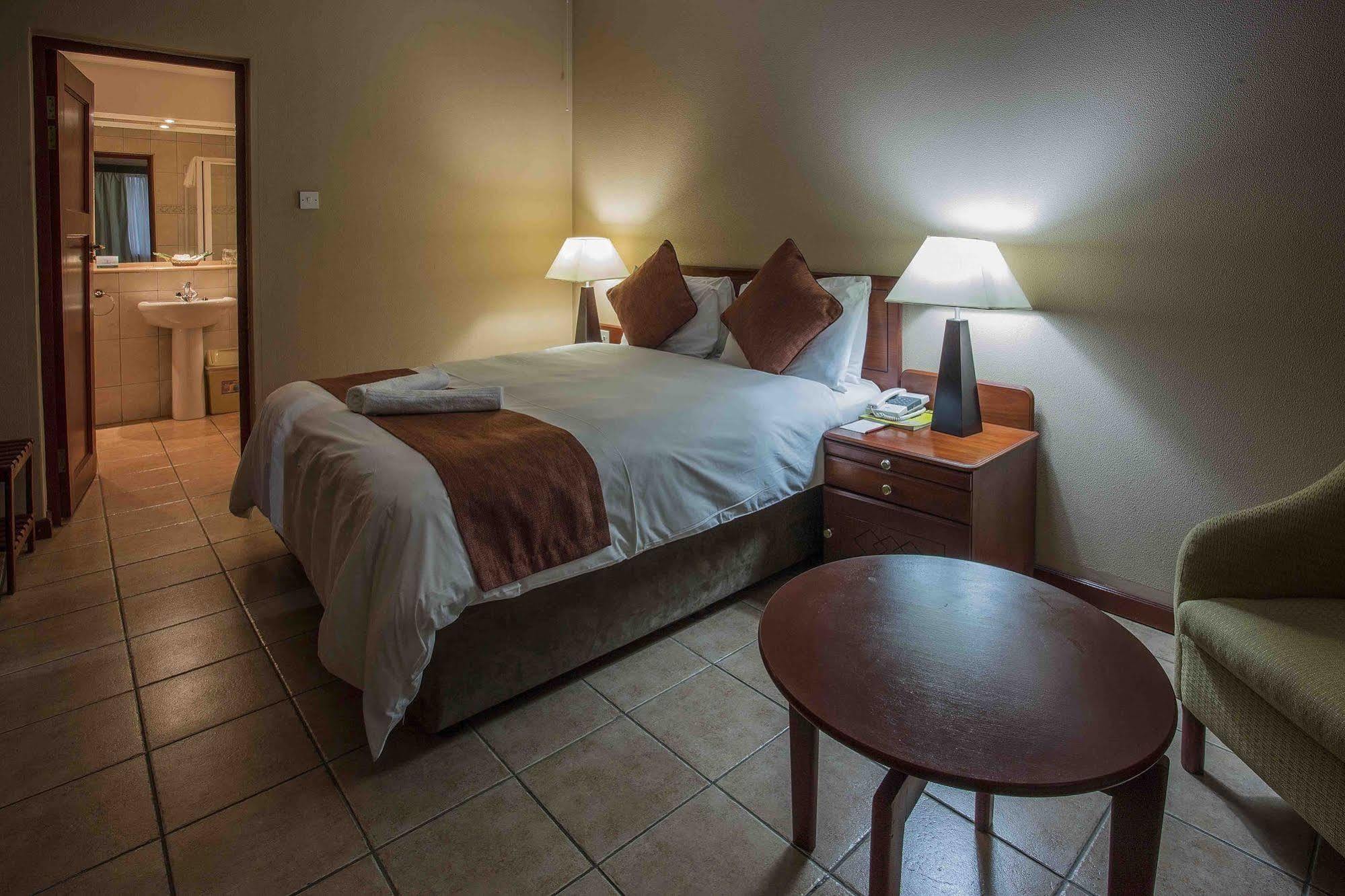 M'Kango Golfview Hotel Лусака Екстериор снимка