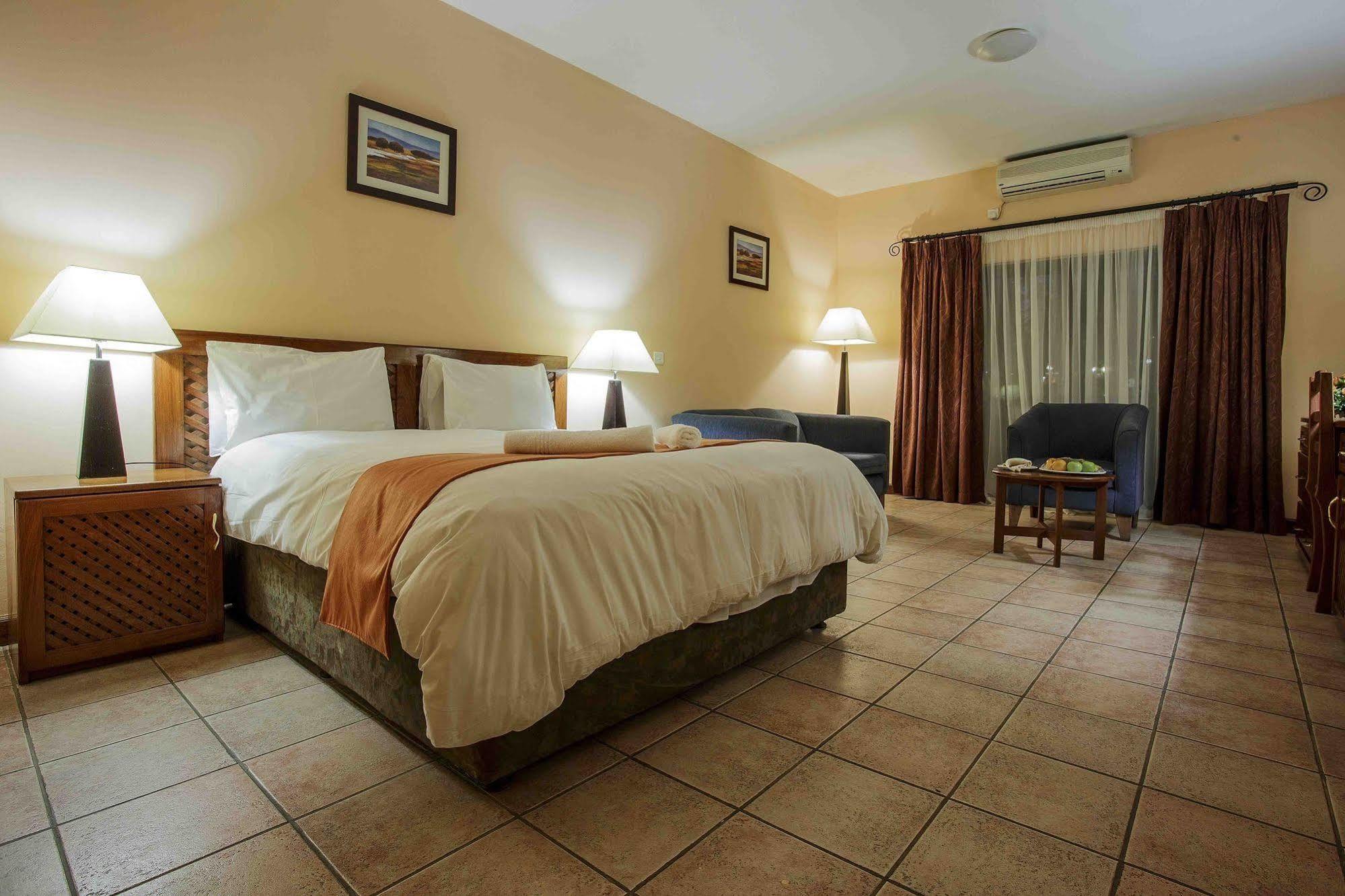 M'Kango Golfview Hotel Лусака Екстериор снимка