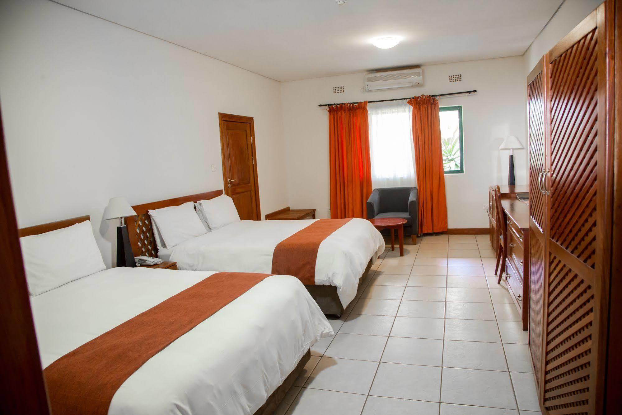 M'Kango Golfview Hotel Лусака Екстериор снимка