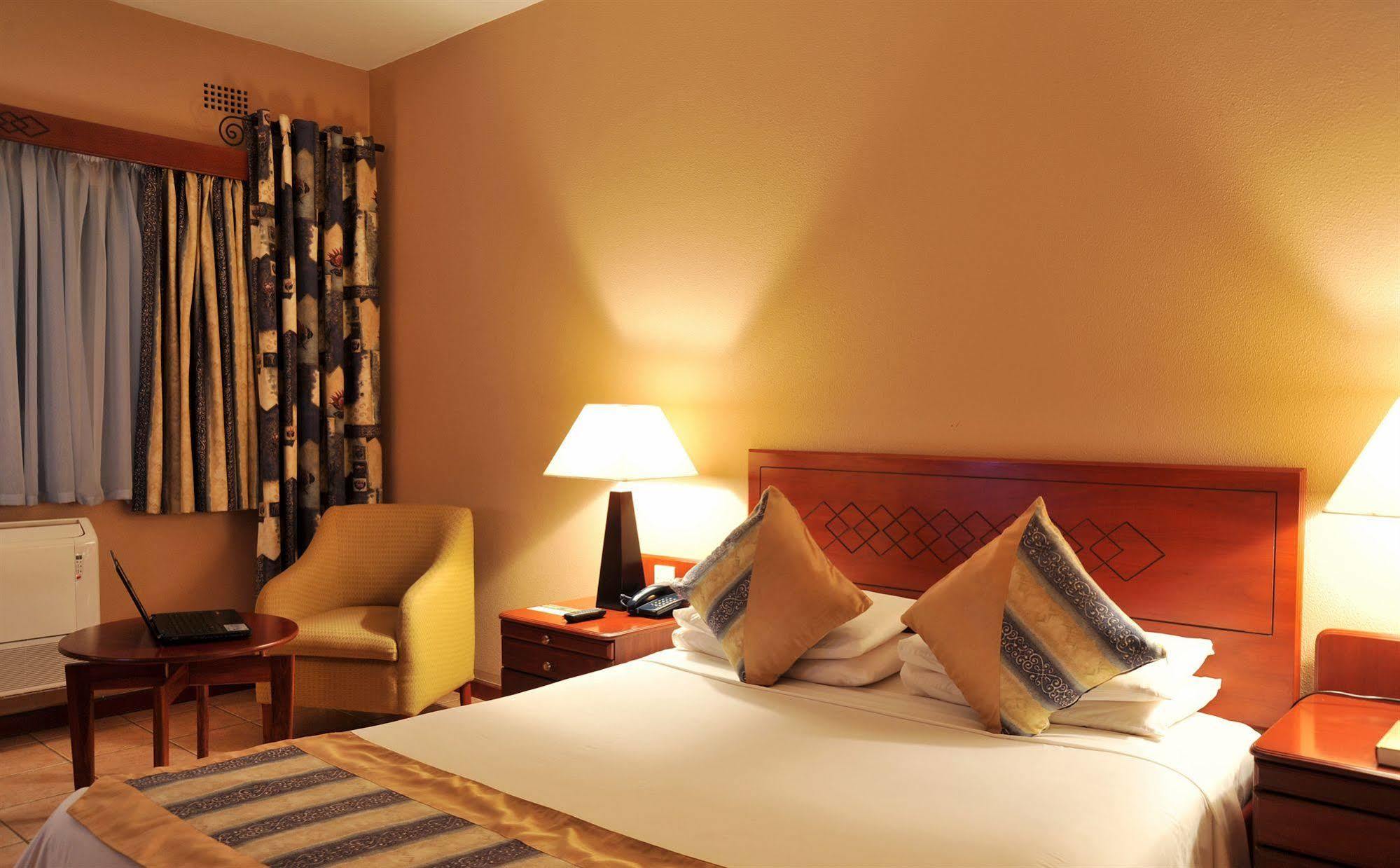 M'Kango Golfview Hotel Лусака Екстериор снимка