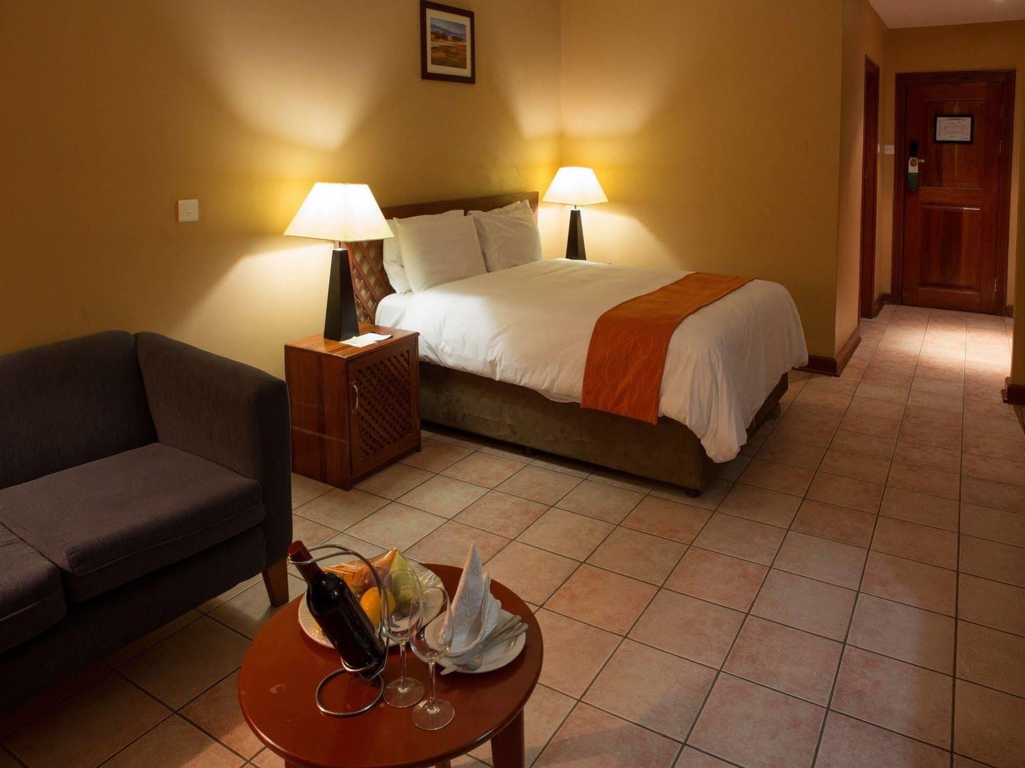 M'Kango Golfview Hotel Лусака Екстериор снимка