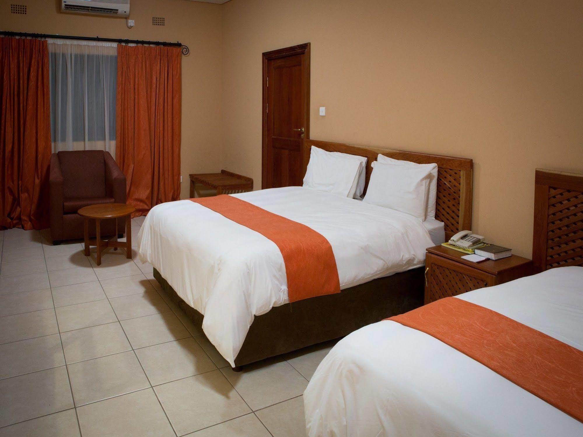 M'Kango Golfview Hotel Лусака Екстериор снимка