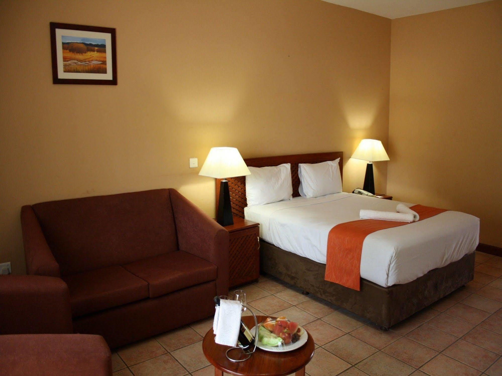 M'Kango Golfview Hotel Лусака Екстериор снимка