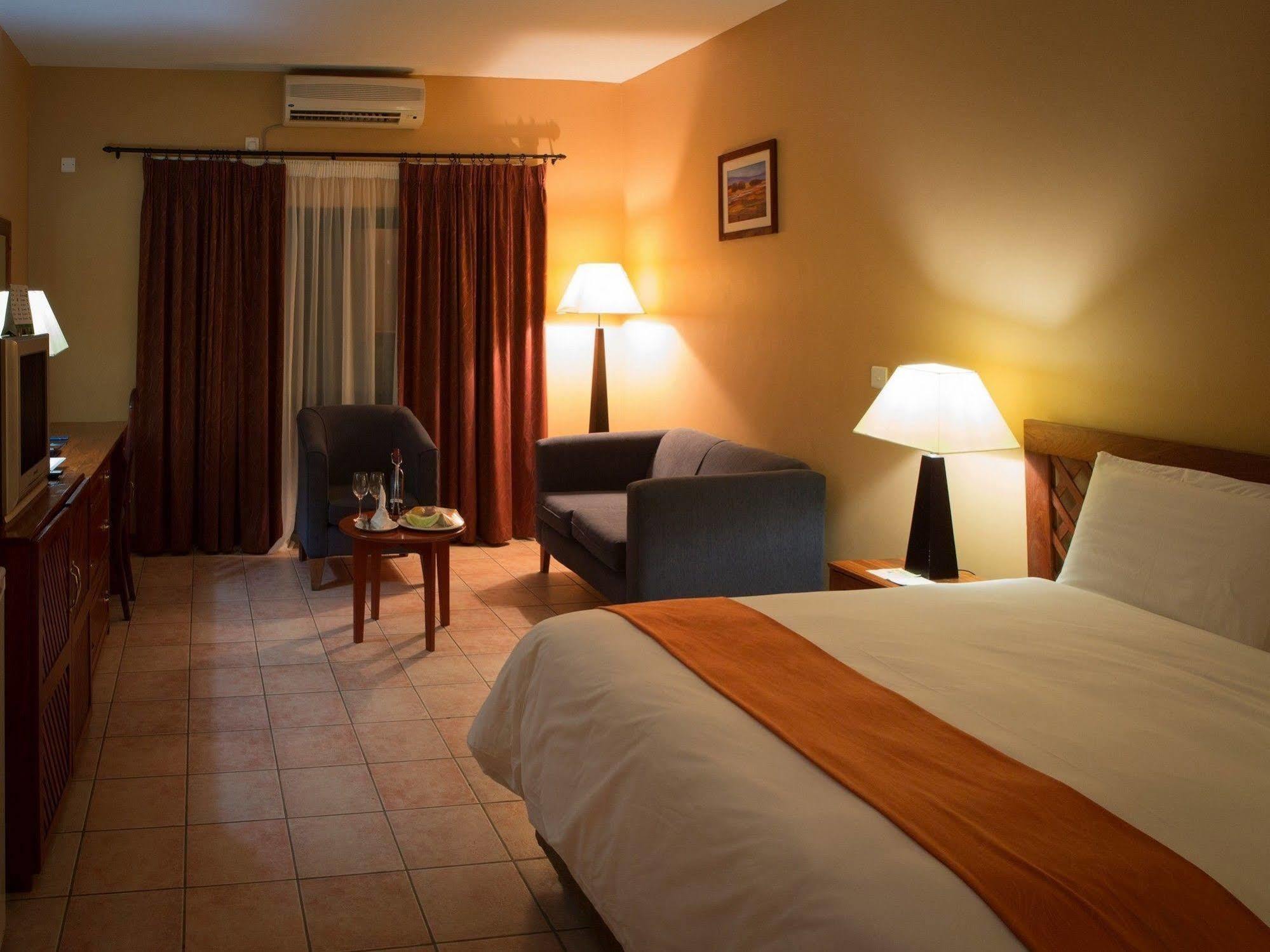 M'Kango Golfview Hotel Лусака Екстериор снимка