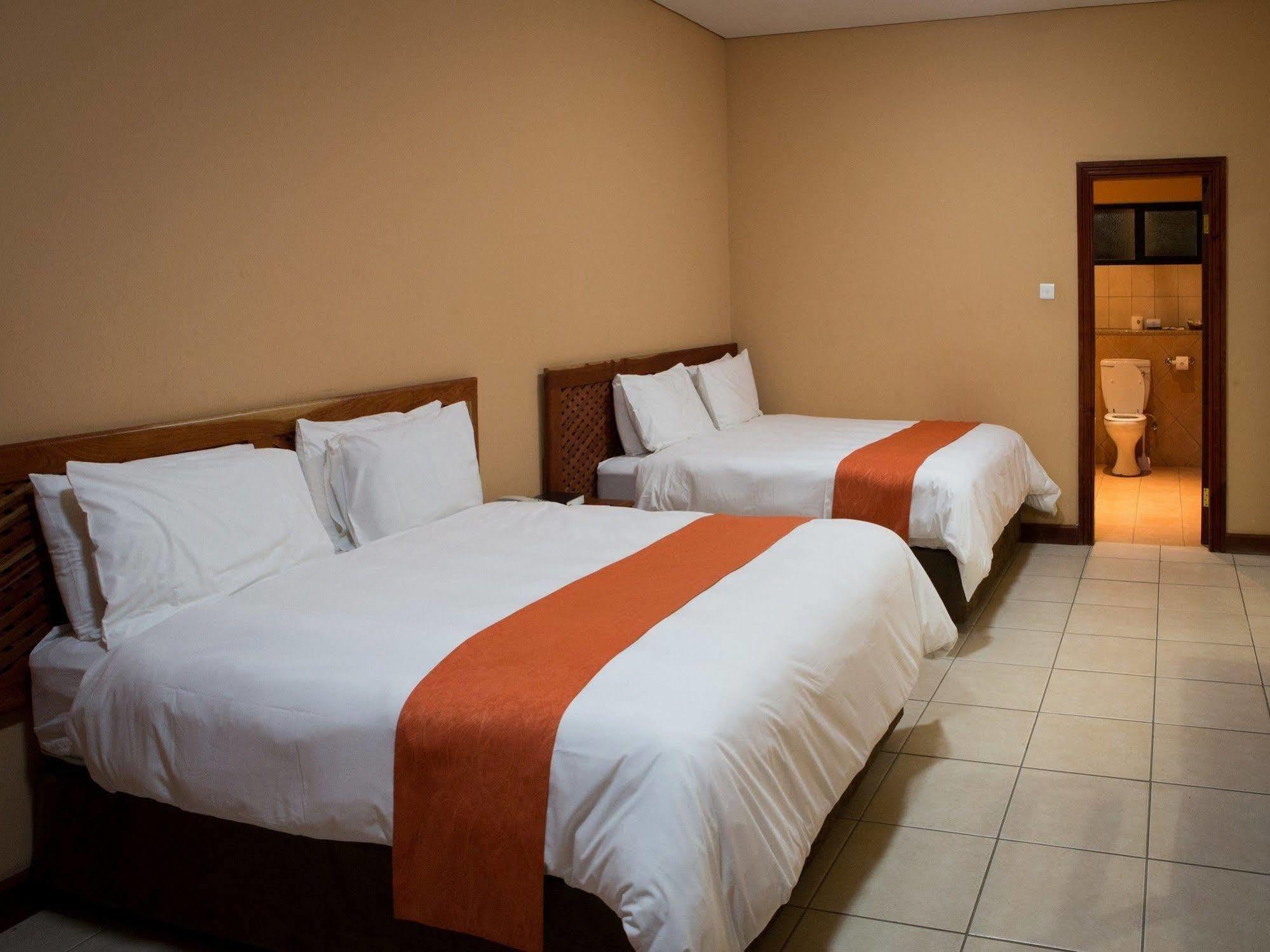M'Kango Golfview Hotel Лусака Екстериор снимка